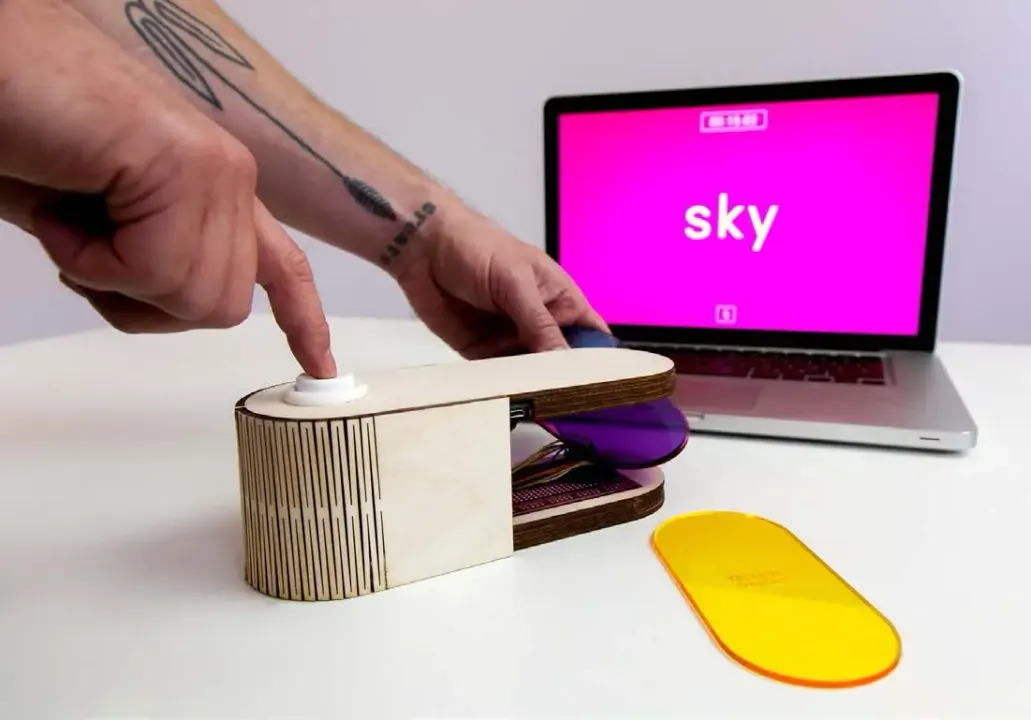 A player presses the button to confirm a colour